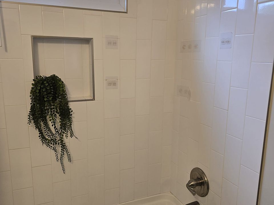 2nd image of 5204 Castlewood Rd APT D