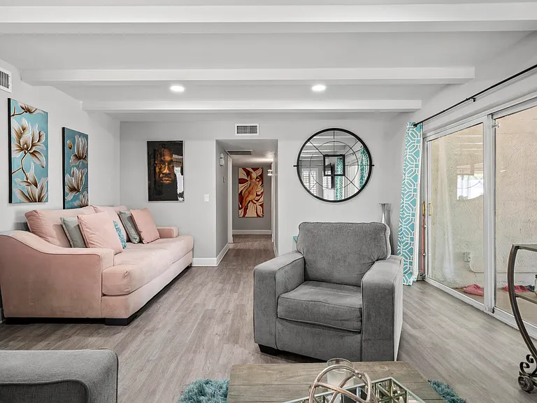 648 E Tam Oshanter Dr — Photo 4