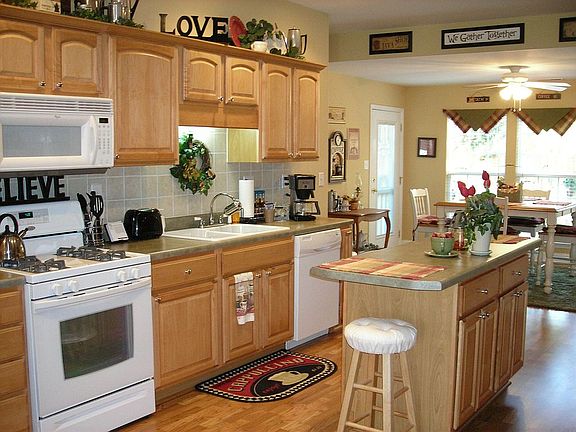 Spacious Modern Kitchen