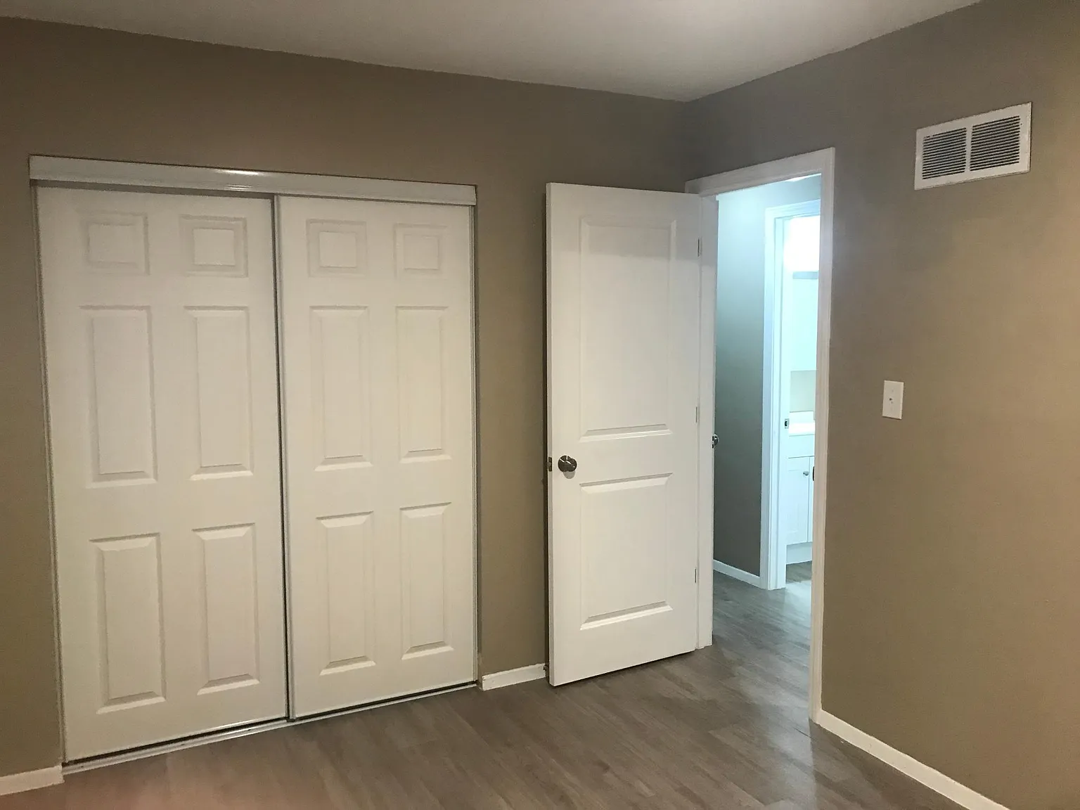 Grandview Ln, Overland Park — Photo 2