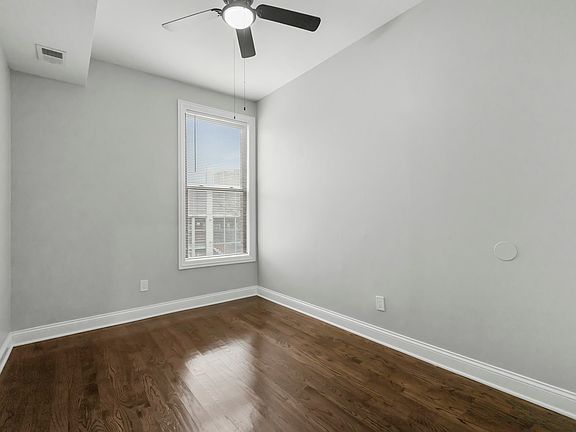4th image of 906 W Montrose Ave #4