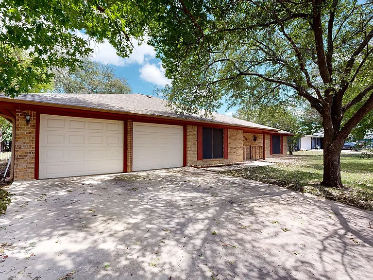 1711 Redwood Dr — Photo 2