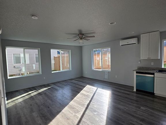 4th image of 213 Oak St