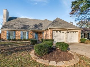 107 Wooddale Dr, Euless, TX 76039