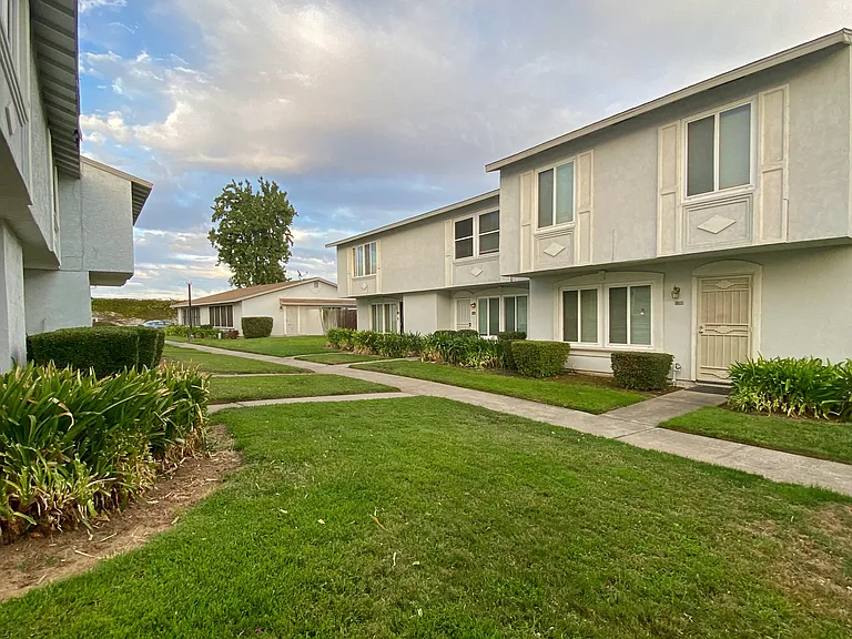 7708 La Mancha Way — Photo 2