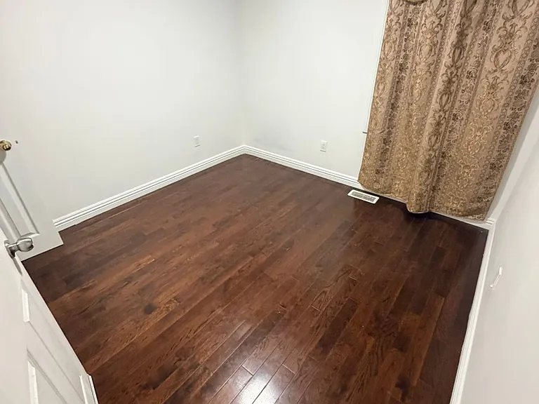 464 Warden Ave — Photo 8