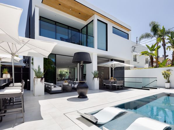 213 S La Peer Dr