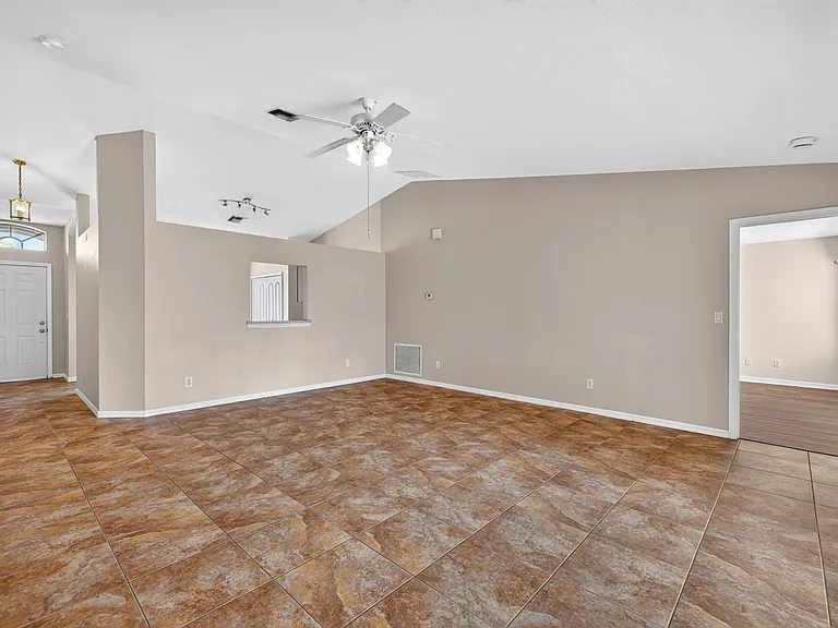 903 SE 5th Ave — Photo 2