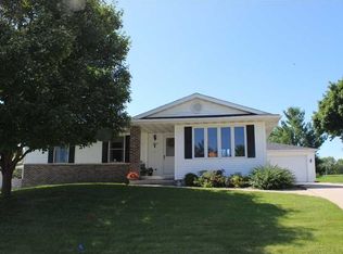 2315 Hillview Dr, Marion, IA 52302