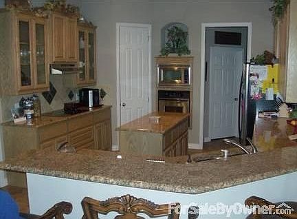 Kitchen : Great kitchen with granite counters, large island and stainless steel appliances