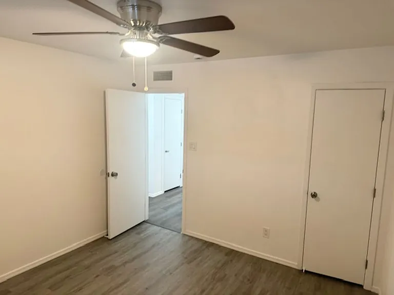 1 bed 1 bath with storage unit — Photo 47