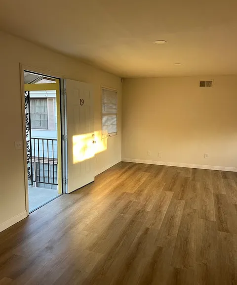 522 La Verne St #19 — Photo 2