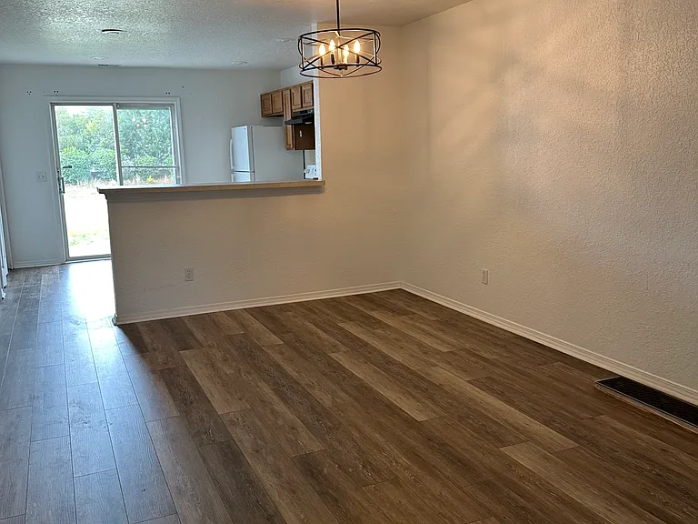 112 University Pkwy — Photo 3