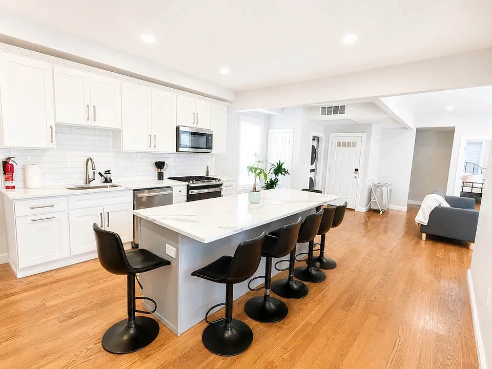 31 Alaska St #2