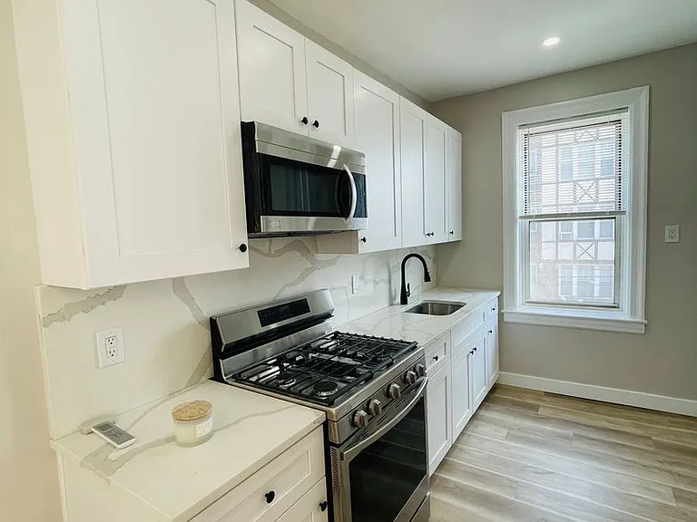 Stunning Building 1bed/ 1bath unit available. — Photo 8