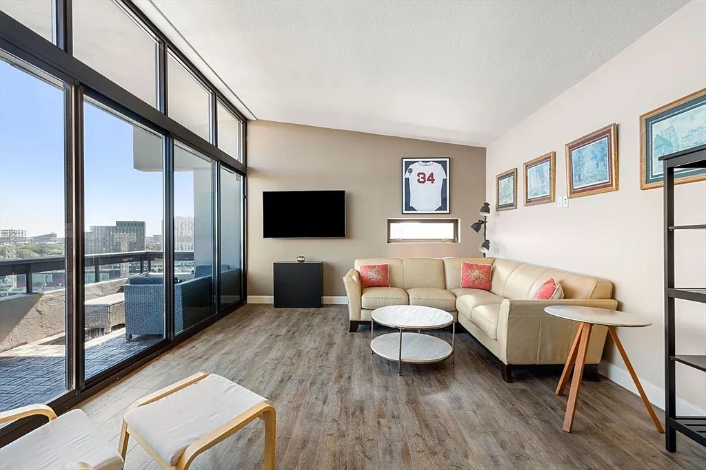 2 bed, 2.0 bath, 1255 sqft, $5,500 — Photo 2