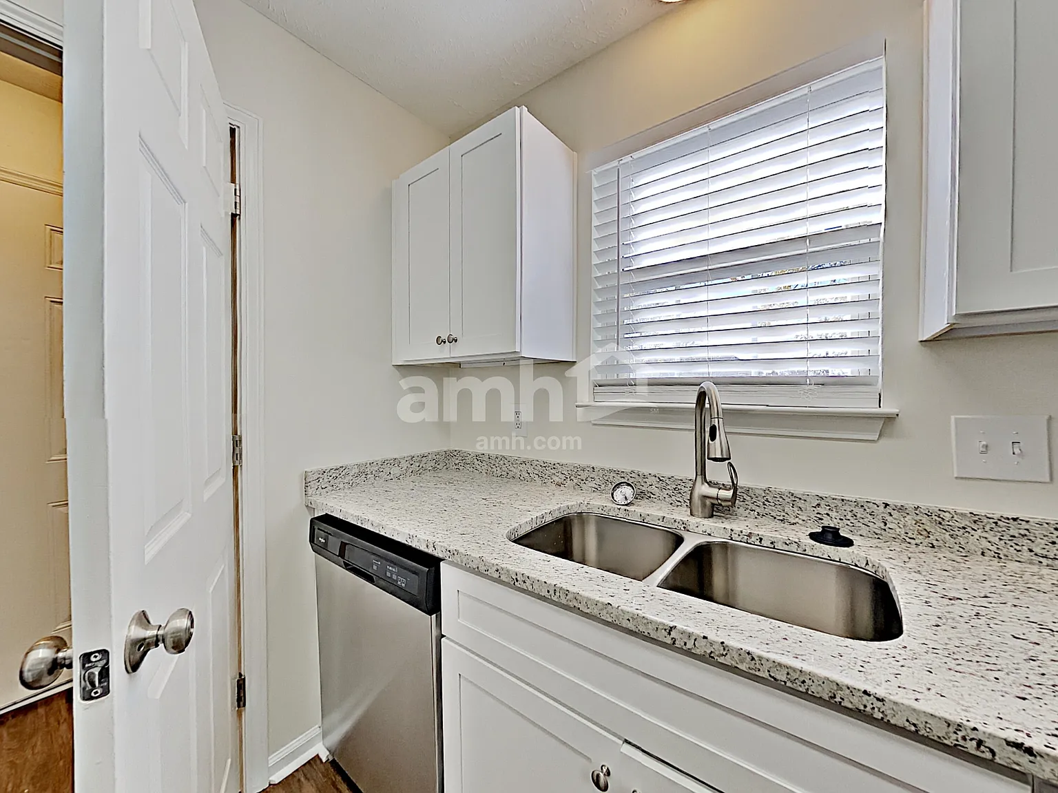 3 bed, 2.0 bath, 1118 sqft, $1,925 — Photo 4