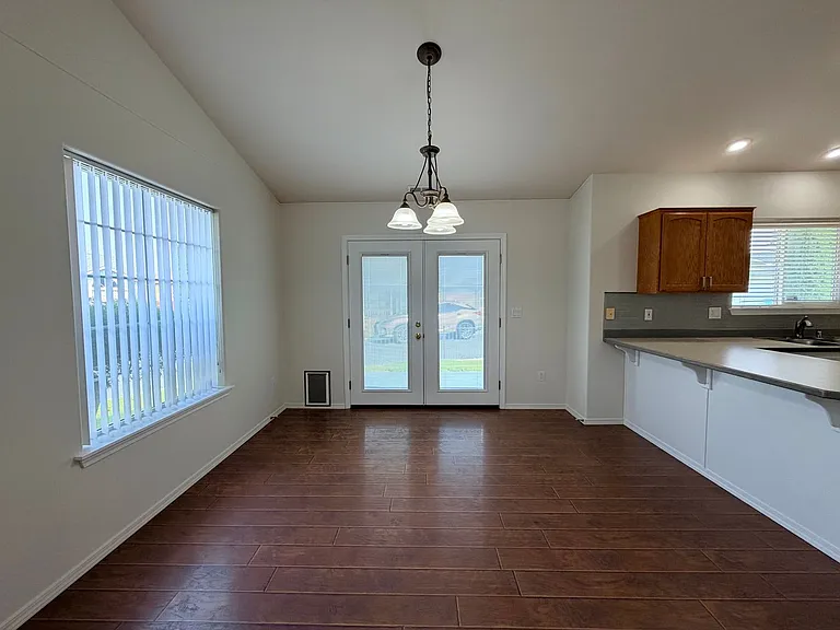 2421 S Arthur Ct — Photo 6