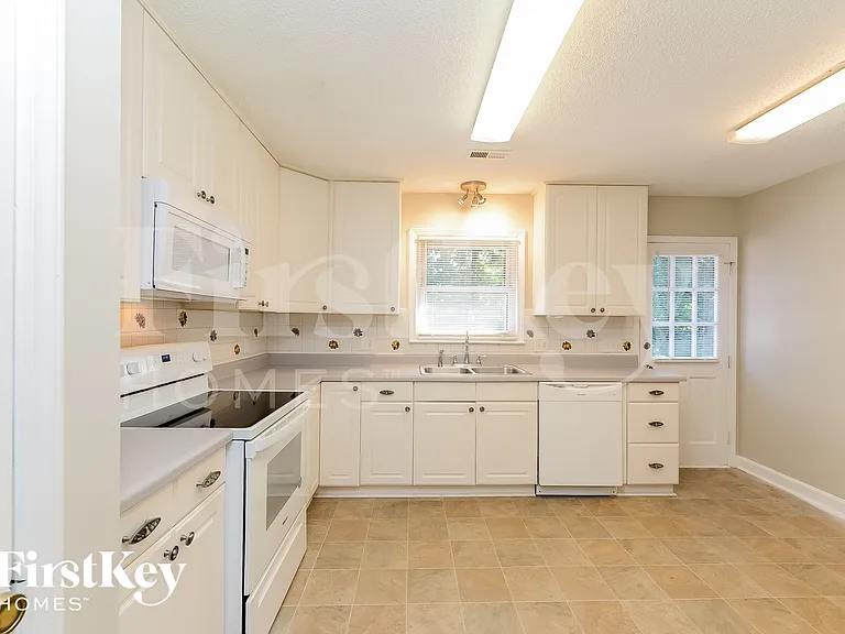 1045 High Ridge Rd — Photo 6