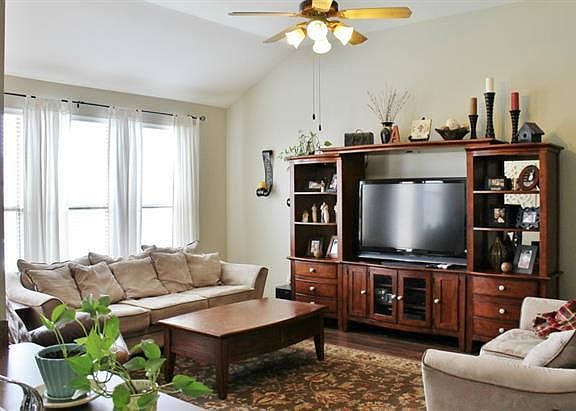 2nd image of 401 Sugarberry Ln
