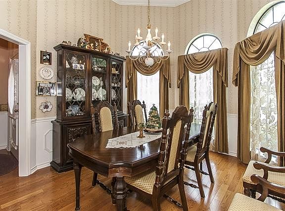 4th image of 2806 Grand Oak Dr