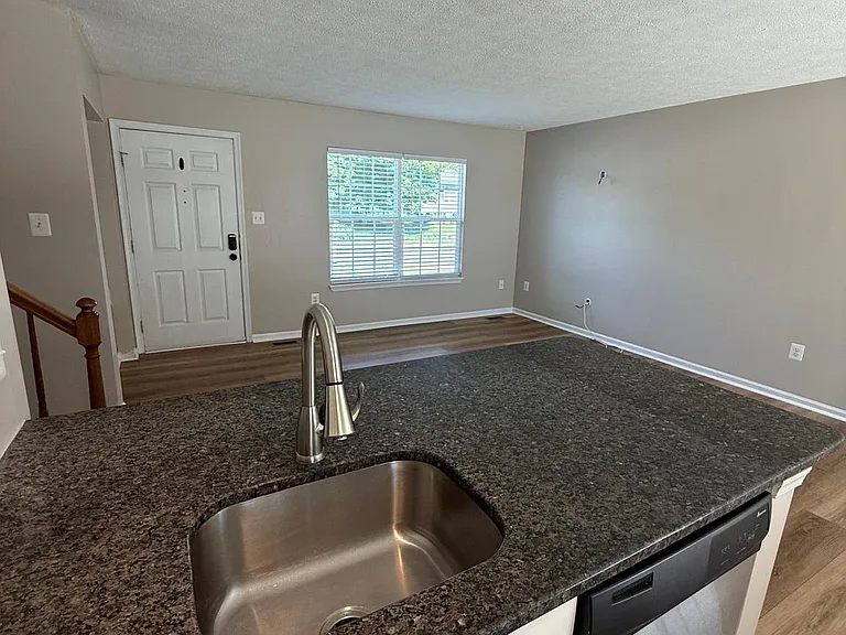 805 London Ct — Photo 8