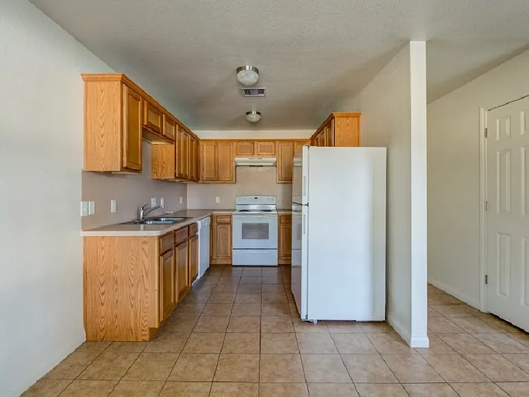 1319 N Houston Ave — Photo 4