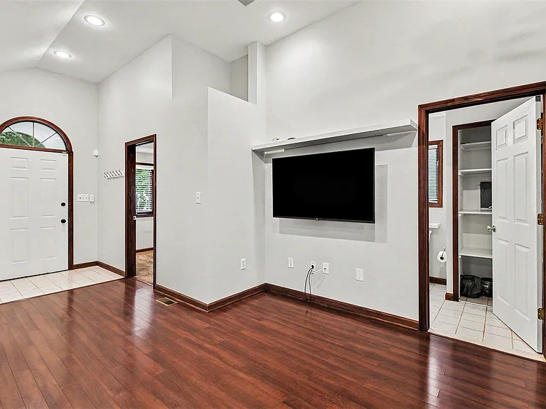418 Austin Ave — Photo 17