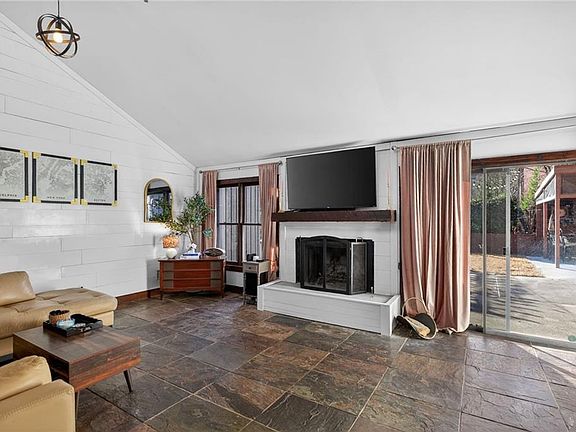 4th image of 1100 Lake Dr