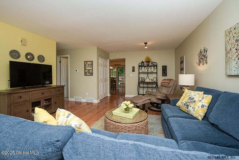 4th image of 198 Williamsburg Court