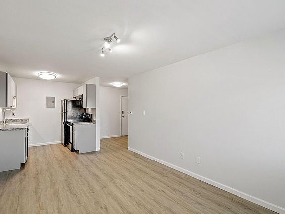 3rd image of 2253 Collyer St #2B-1Ba-750Sqft