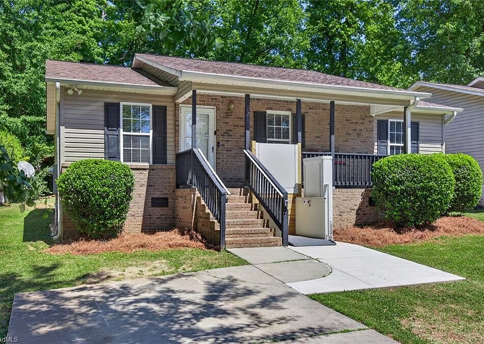 1st image of 121 Manor Dr