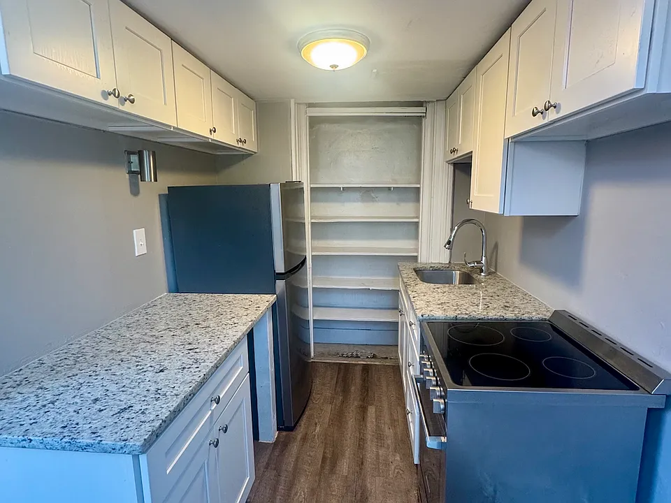 706 Saint Paul St #4