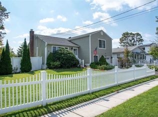 10 Crestwood Blvd, Farmingdale, NY 11735