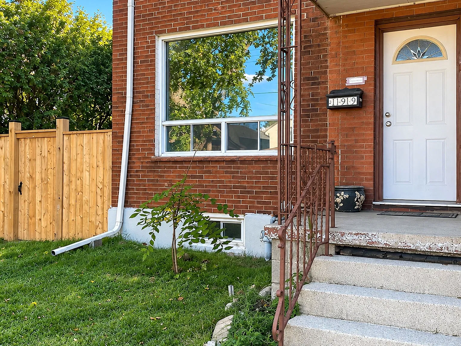 4 bed, $1,900 — Photo 2