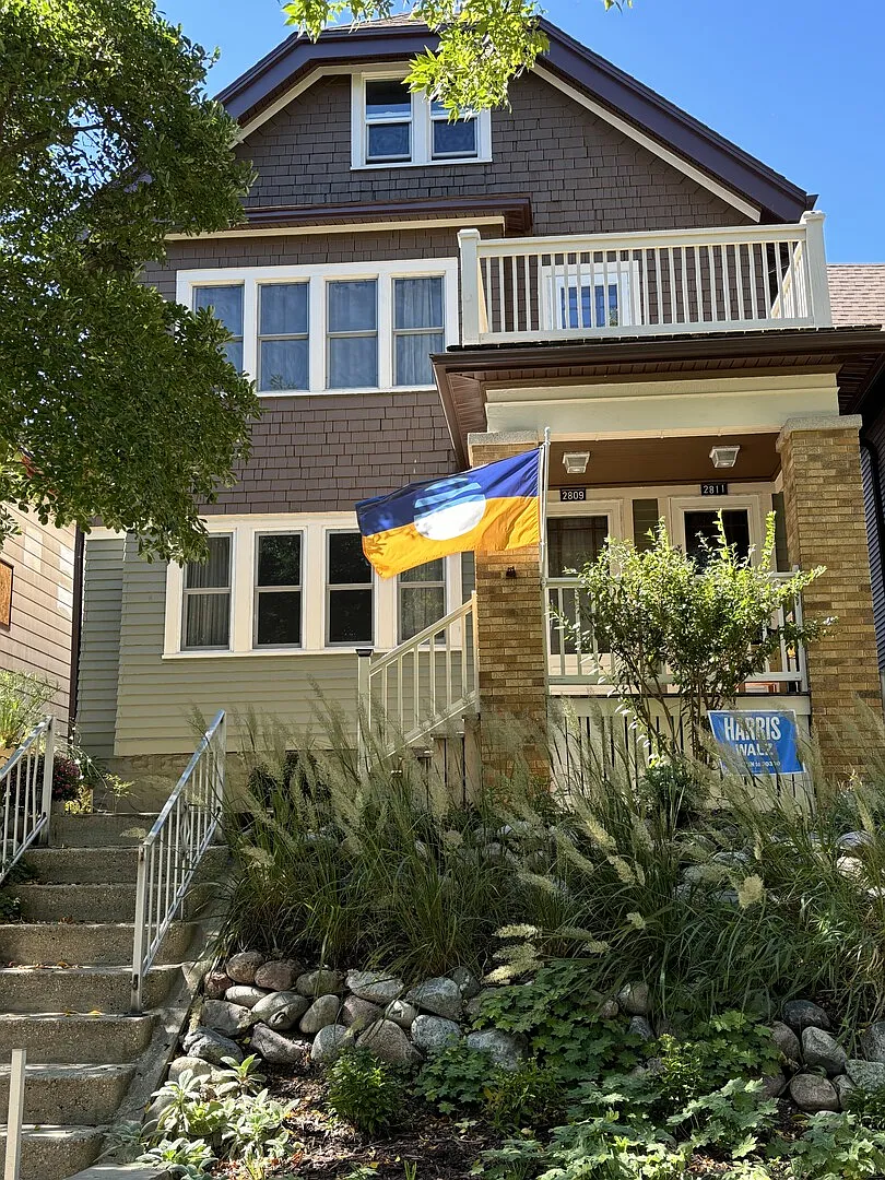 Sunny and spacious upper flat in beautiful Bay View — Photo 1
