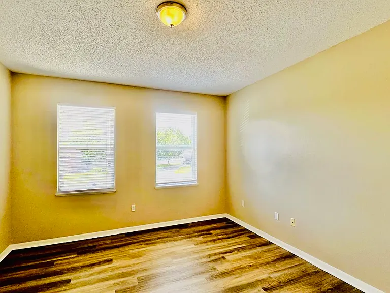 379 Pebble Ct — Photo 6