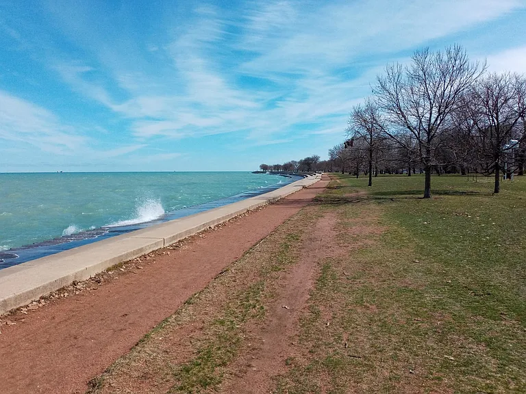 Two bike and running paths - this one is right at the lake's edge. Choose to run/bike/walk on gravel or concrete here or use the asphalt one along LIncoln Park bikepath, 1/2 block inland.
