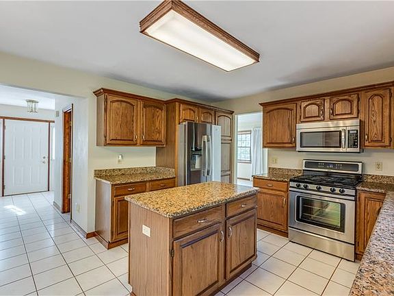 5th image of 203 Plantation Dr