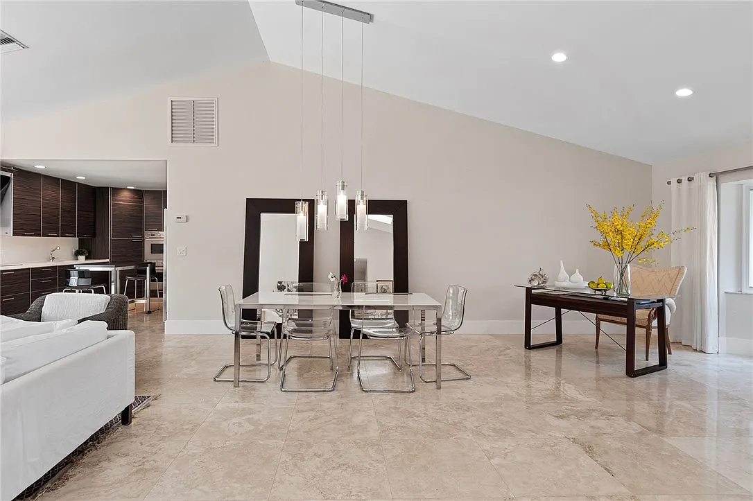 3 bed, 2195 sqft, $7,350 — Photo 3