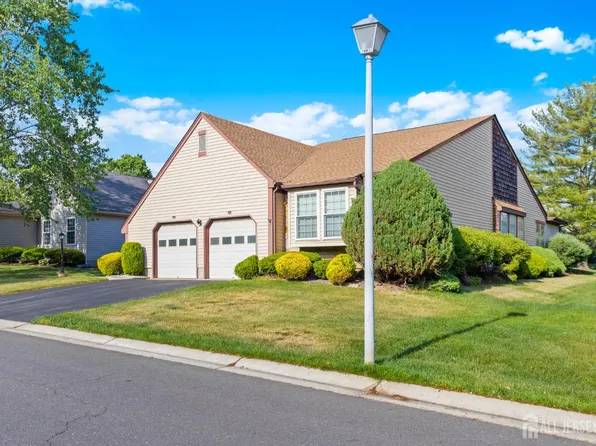 38 Canterbury Dr, Monroe Township, NJ 08831