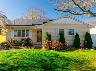 196 Westwood Dr, Brentwood, NY 11717
