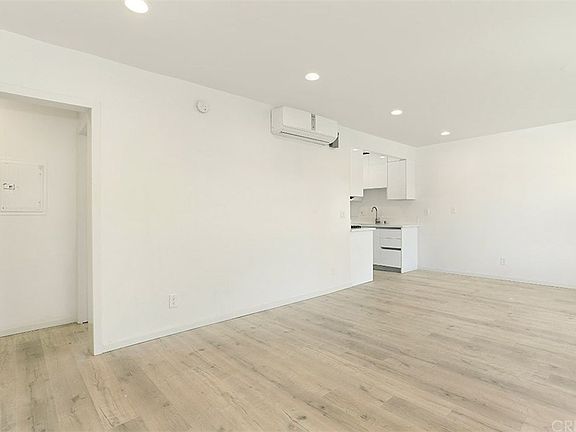 4th image of 11918 Hart St APT 7