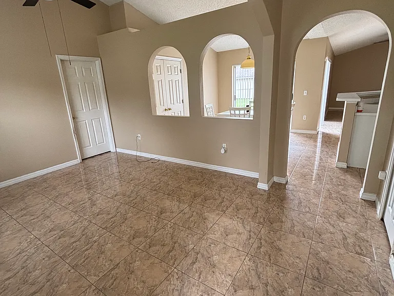 623 Polynesian Ct — Photo 2