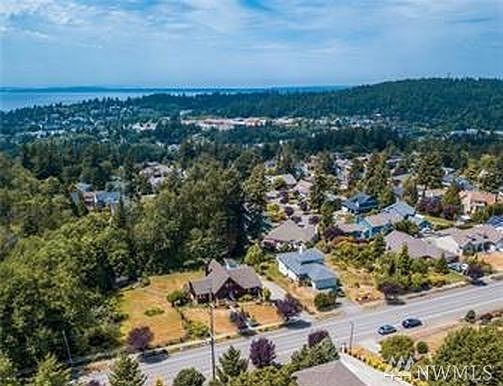 2nd image of 10 40th St
