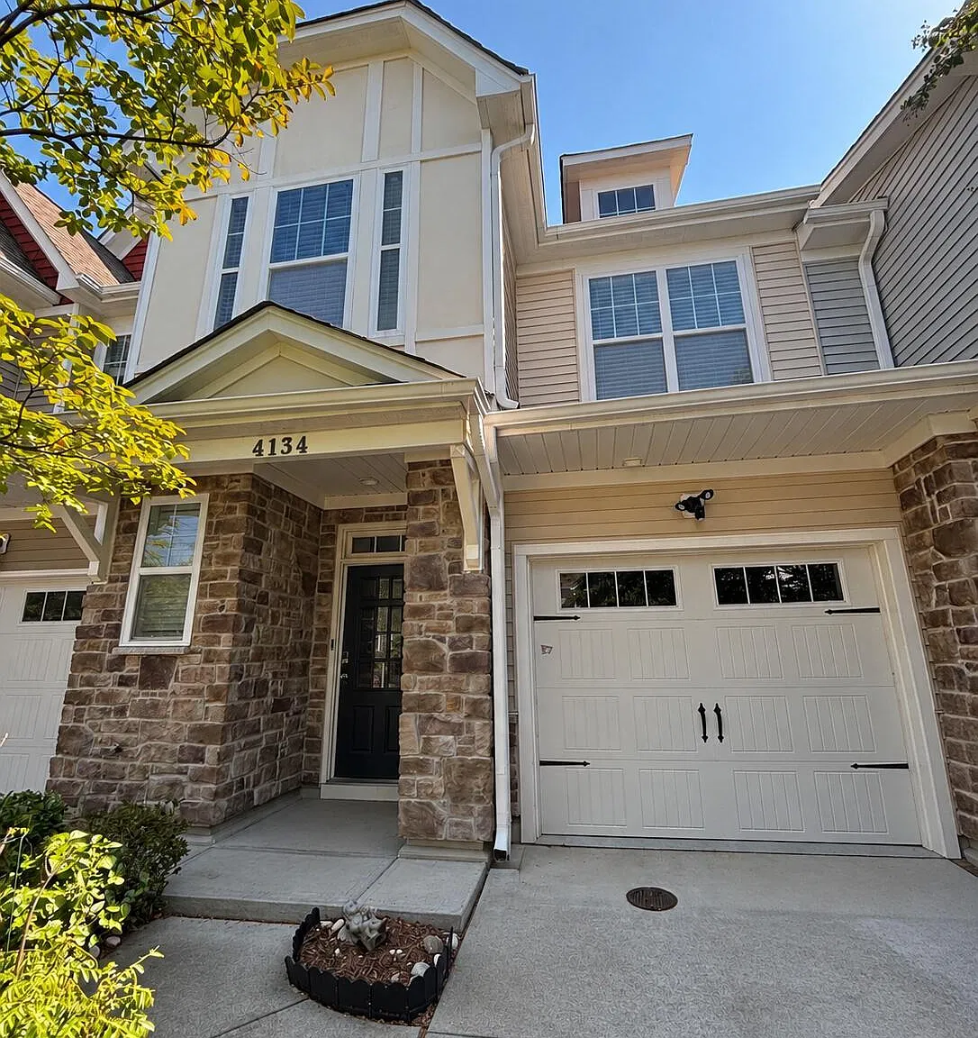 3 bed, 3.5 bath, 2717 sqft, $2,300 — Photo 2