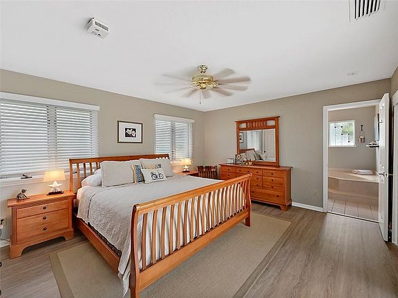 4th image of 802 SE Starflower Ave