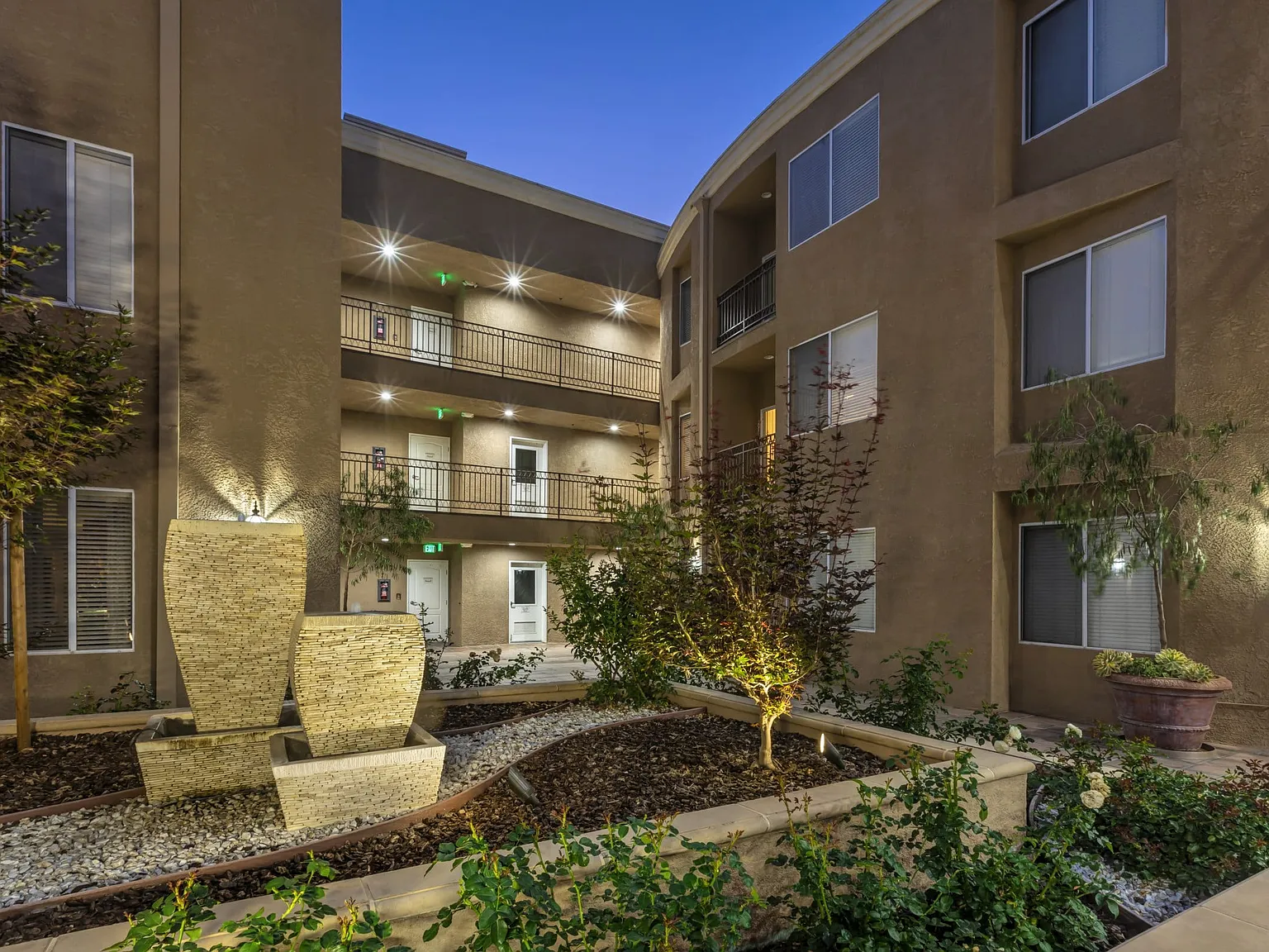 Mark Twain Apartments — Photo 3