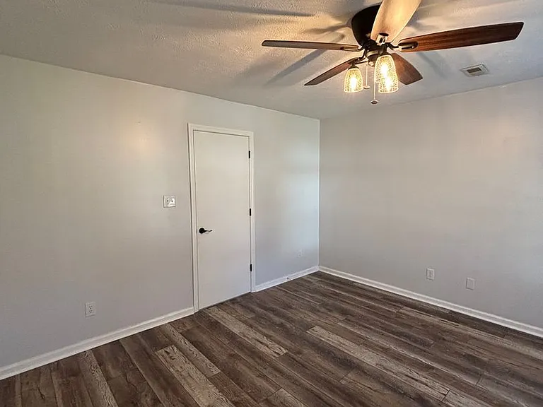 7800 Branford Ct — Photo 6