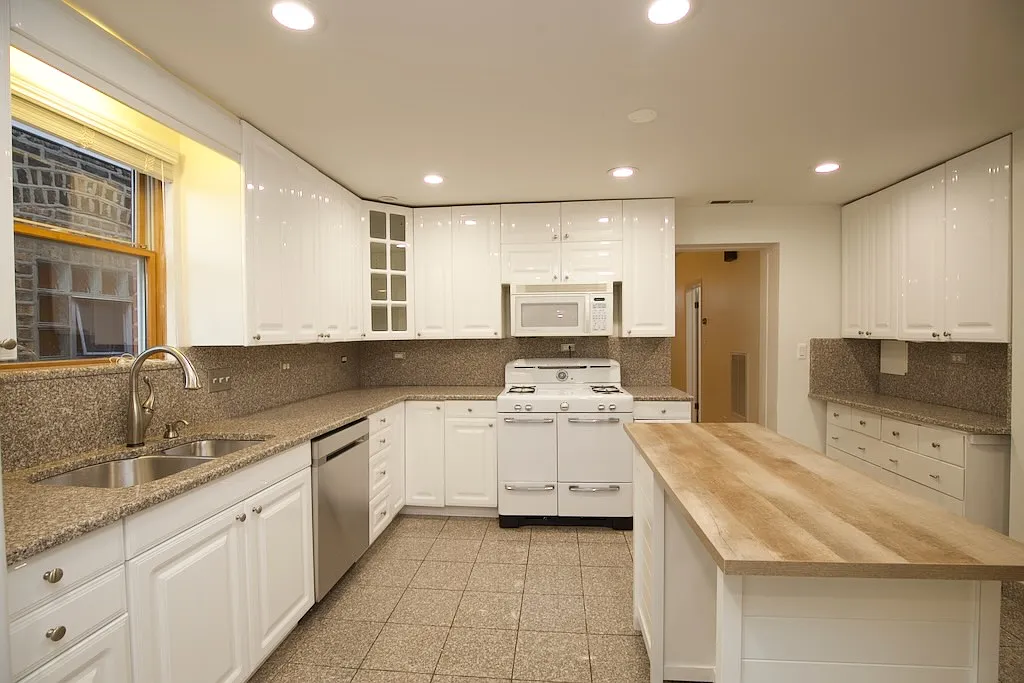 Appealing 2 Bed, 1 Bath at Superior + Rockwell (Ukrainian Village) — Photo 4